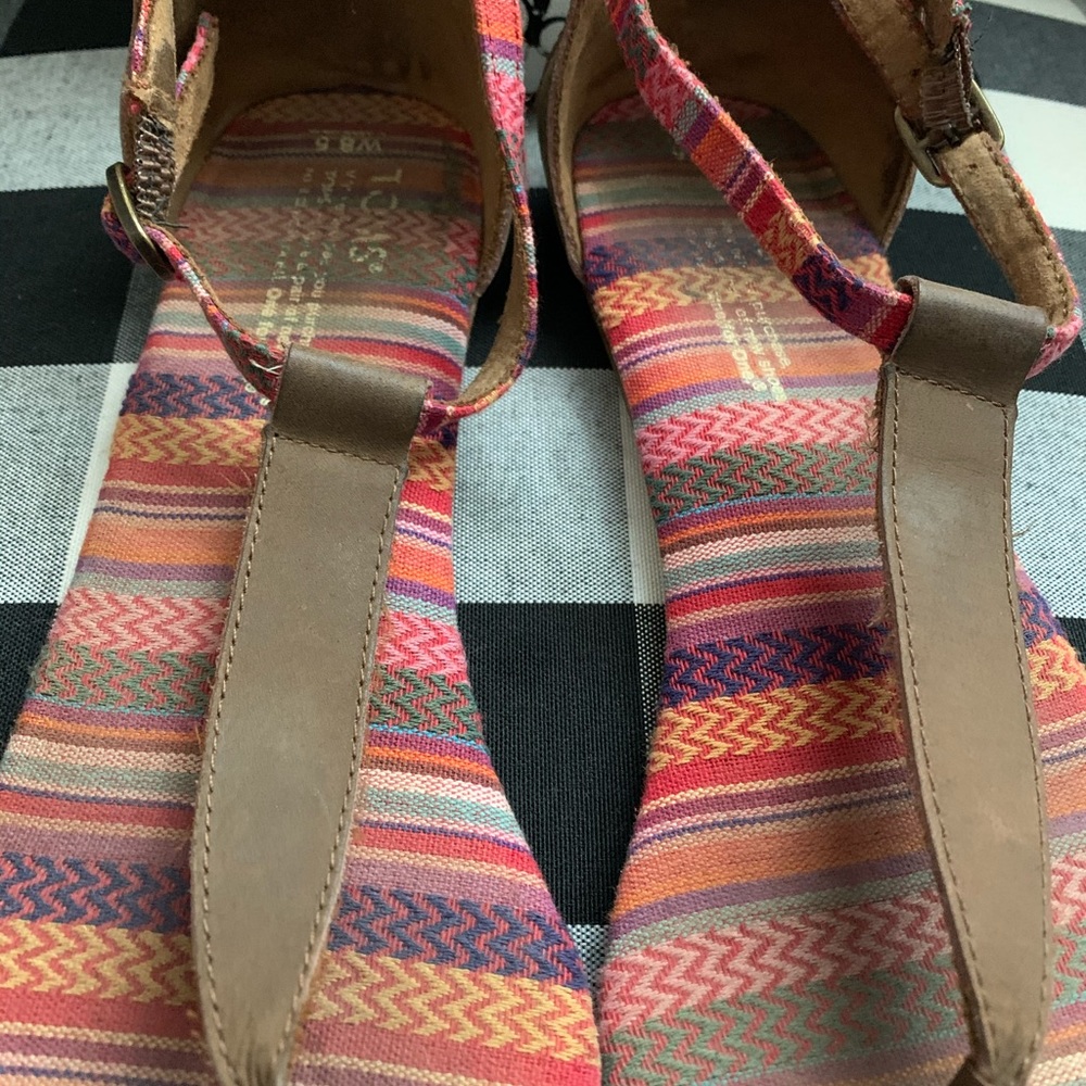 TOMS - Picture 3 of 5